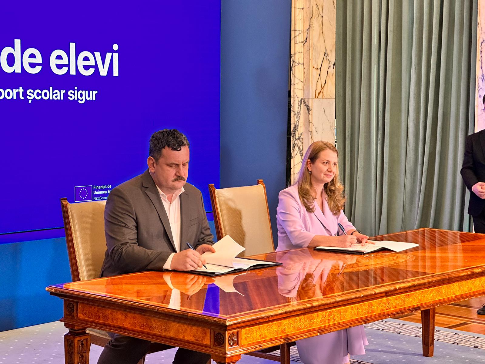 A fost semnat contractul de finanțare pentru achiziția  a 27 de microbuze electrice