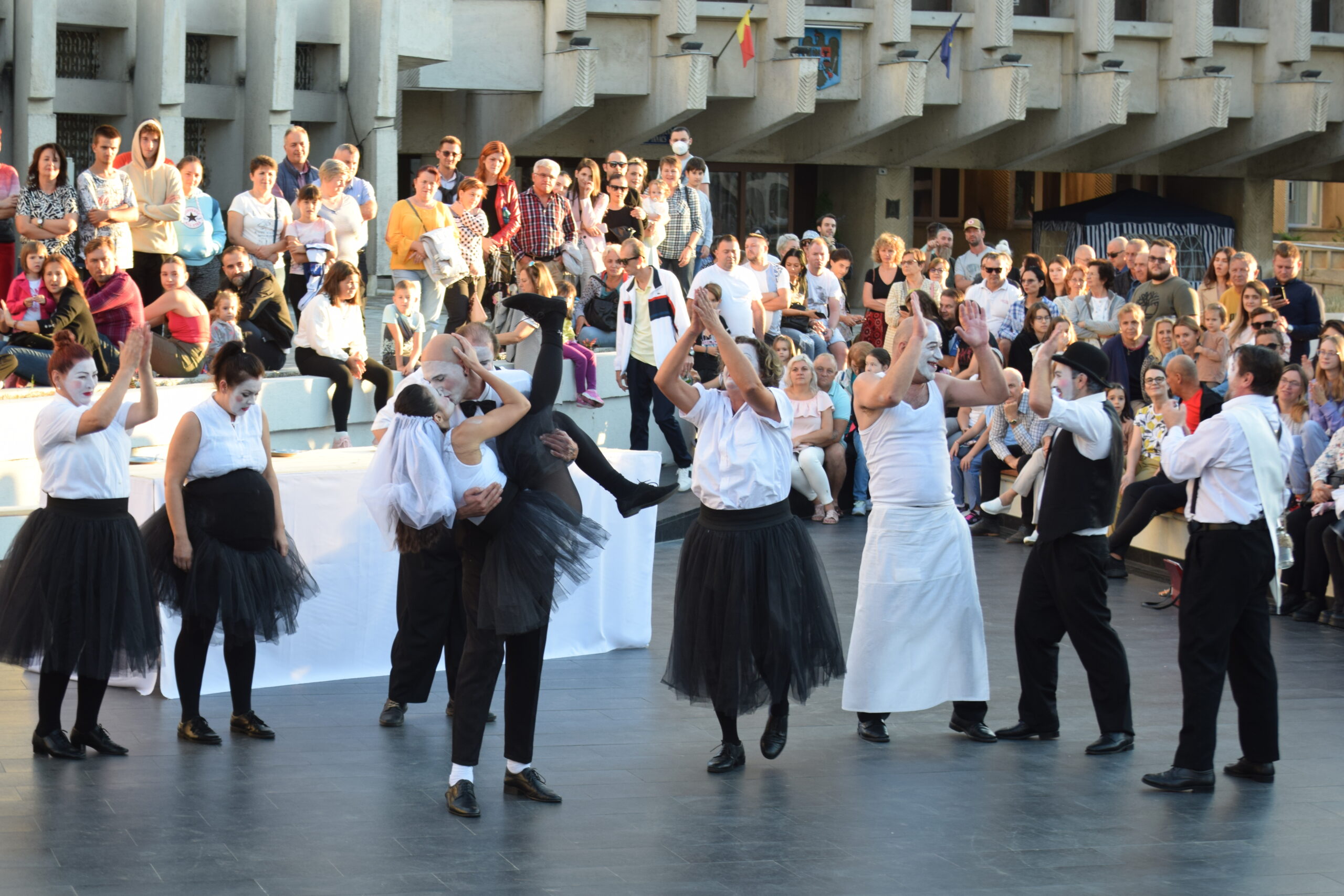 TEATRU. Spectacolul NUNTA se joacă duminică pe platoul din centrul nou