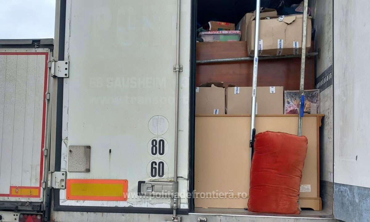 Ce Au Descoperit Polițiștii la Frontiera Satu Mare - Un Transport de 18 Tone de Deșeuri second-hand din Franța, Oprit la Vama Petea