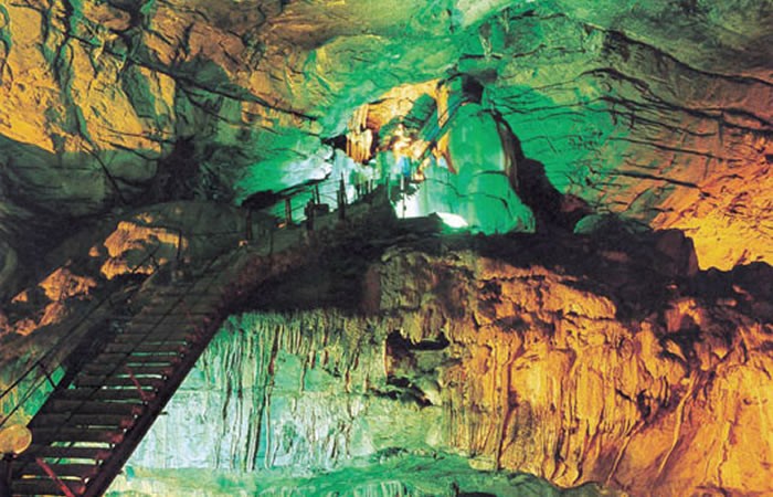 Destinații de week-end Peștera Pojarul Poliței – muzeul natural din Munții Apuseni, una dintre cele mai frumoase peșteri din România