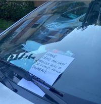 Parcarea 'Creație Urbană': O mașină pe trotuar, pe drum și cu mesaj