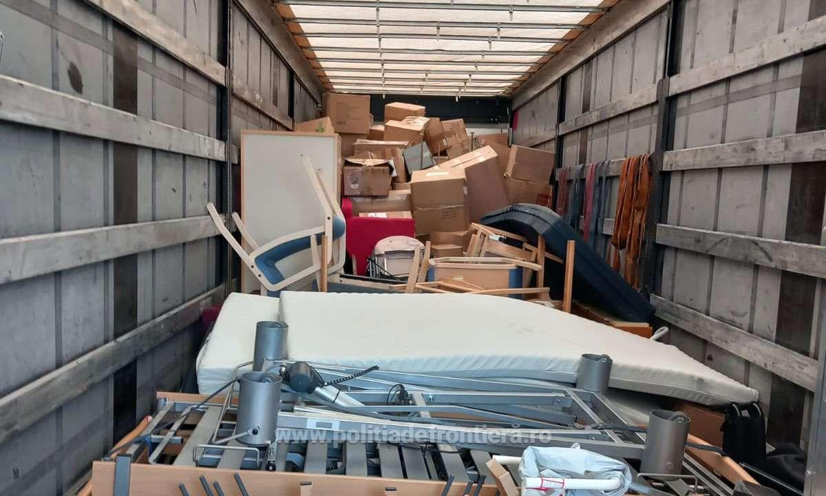 TIR încărcat cu 5 tone de deșeuri, oprit la P.T.F. Petea