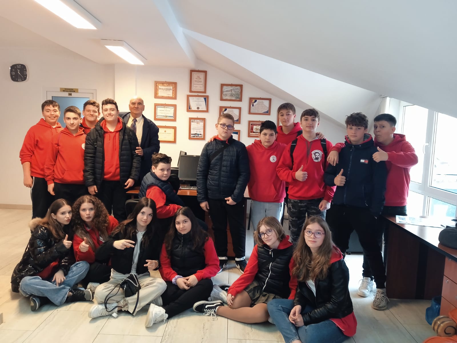 Școlarii de la Mircea Eliade au vizitat studioul Nord Vest TV și redacția Gazetei