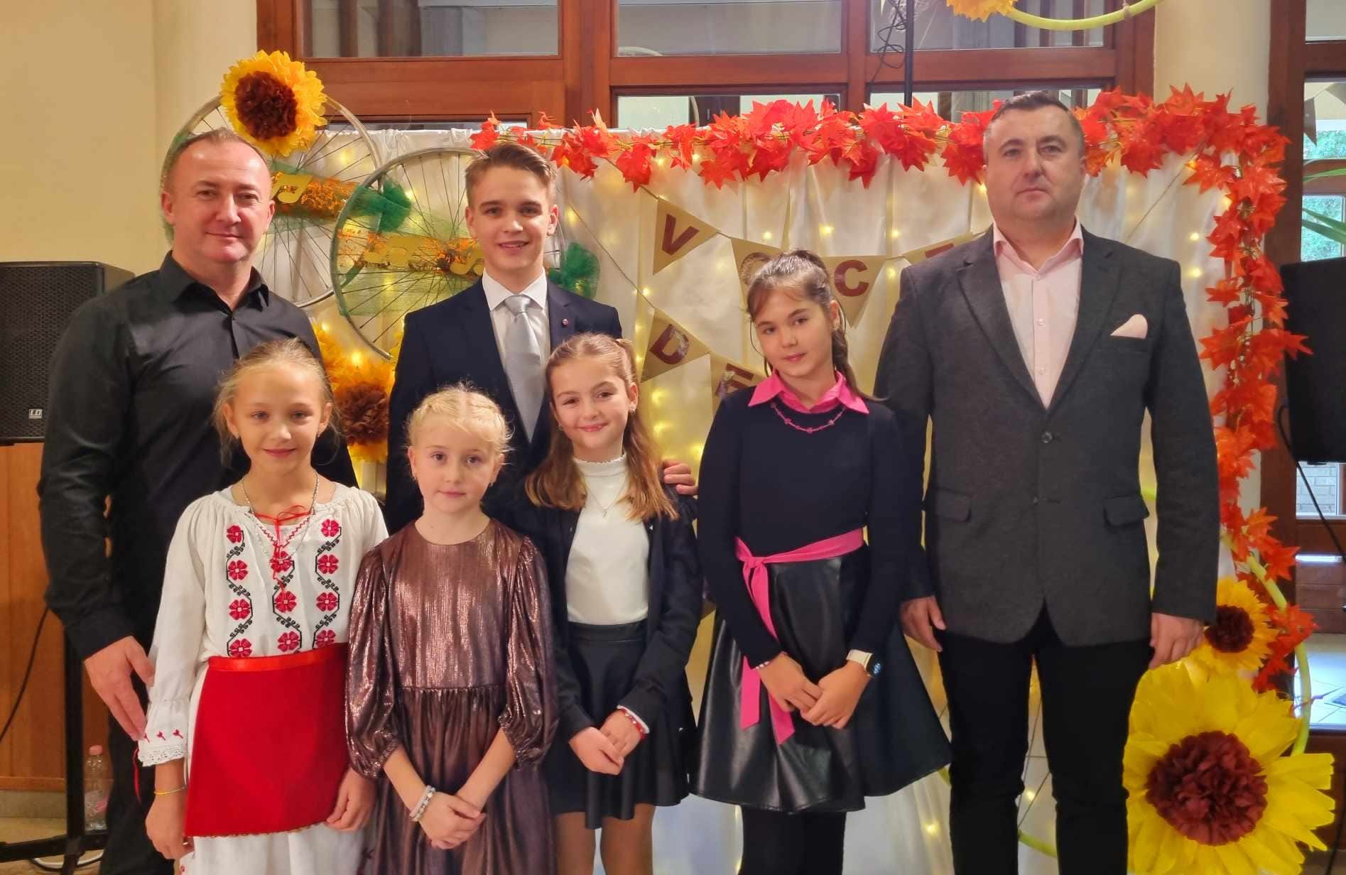 Tinerii români din Ungaria strălucesc la Concursul Național de Interpretare Vocală „Vocea de Aur”