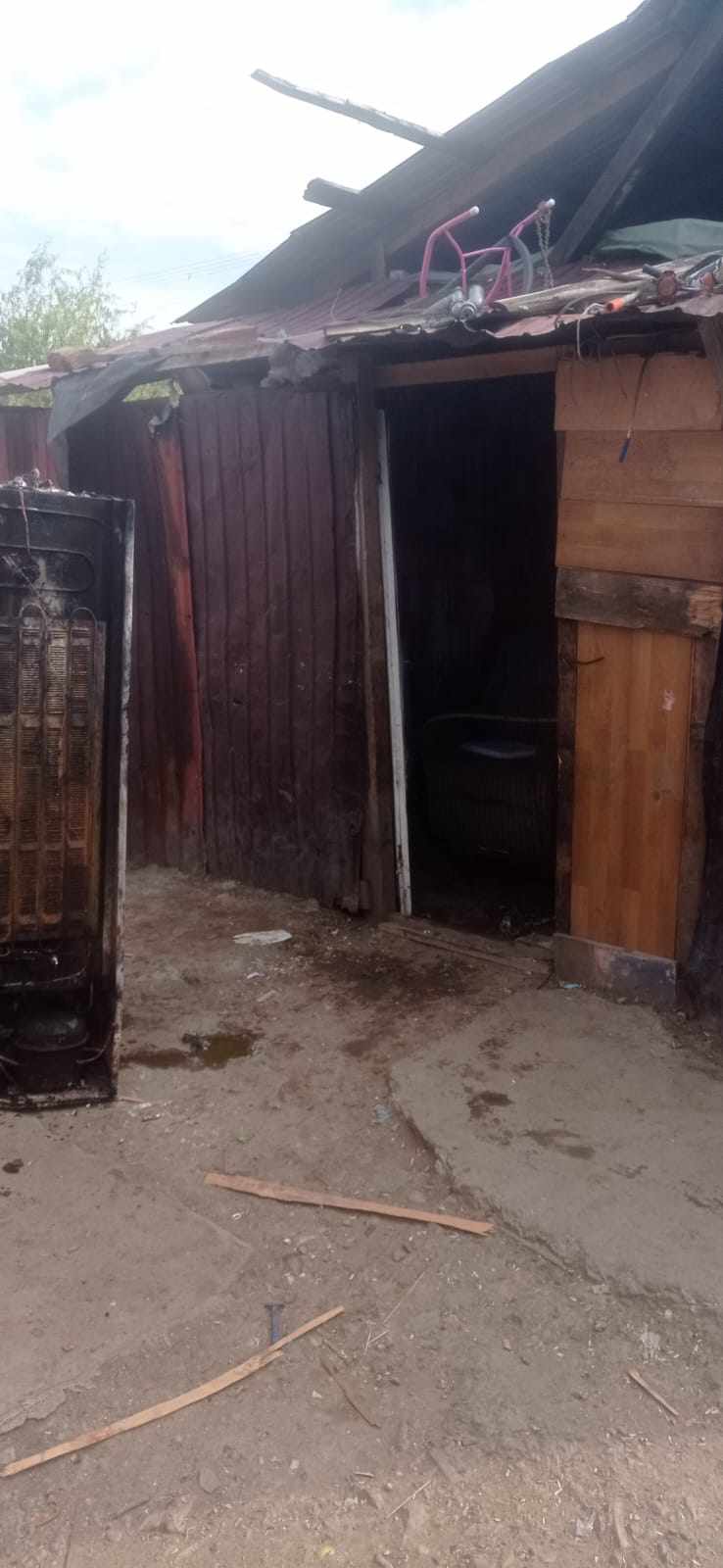 Casă mistuită de flăcări în județ