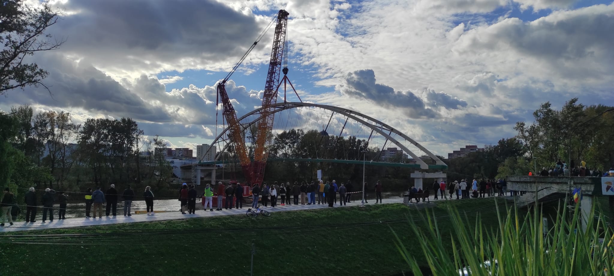 Pasarela pietonală a fost pusă pe piloni în Satu Mare!