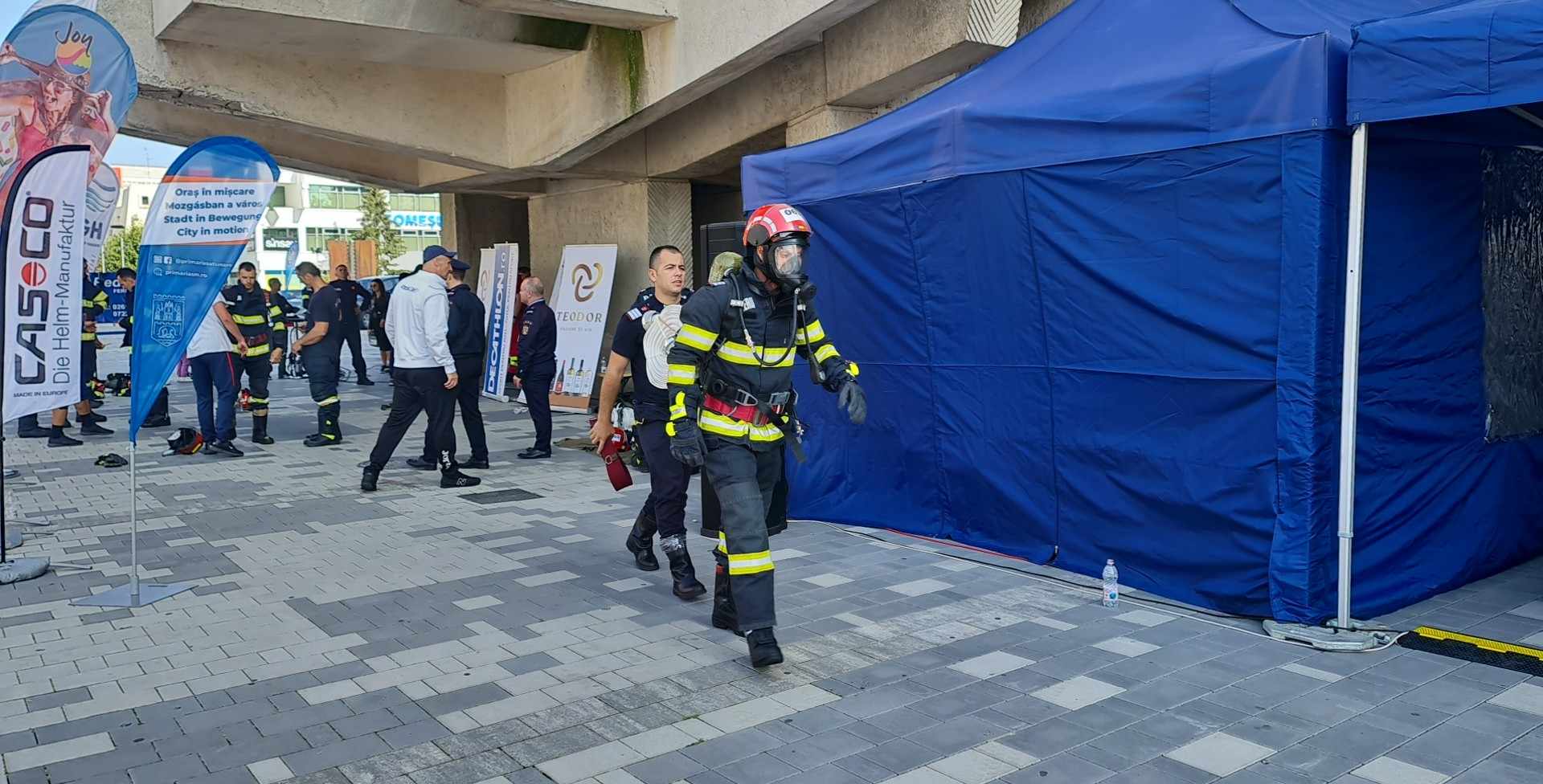 Competiția „Scări” aduce adrenalina la Satu Mare: Pompierii se întrec într-un spectacol plin de curaj și abilități