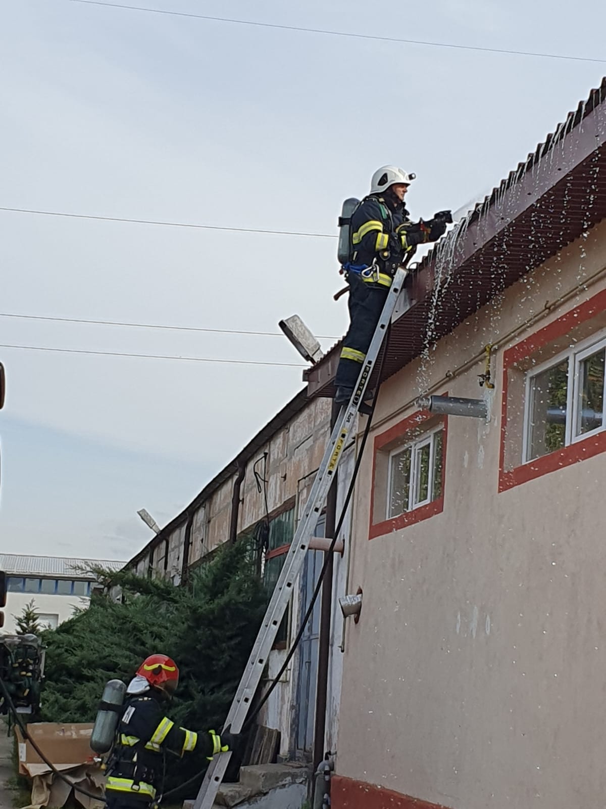 Pompierii de la Negrești-Oaș în acțiune: Cum au salvat o fabrică de încălțăminte de la un incendiu imens
