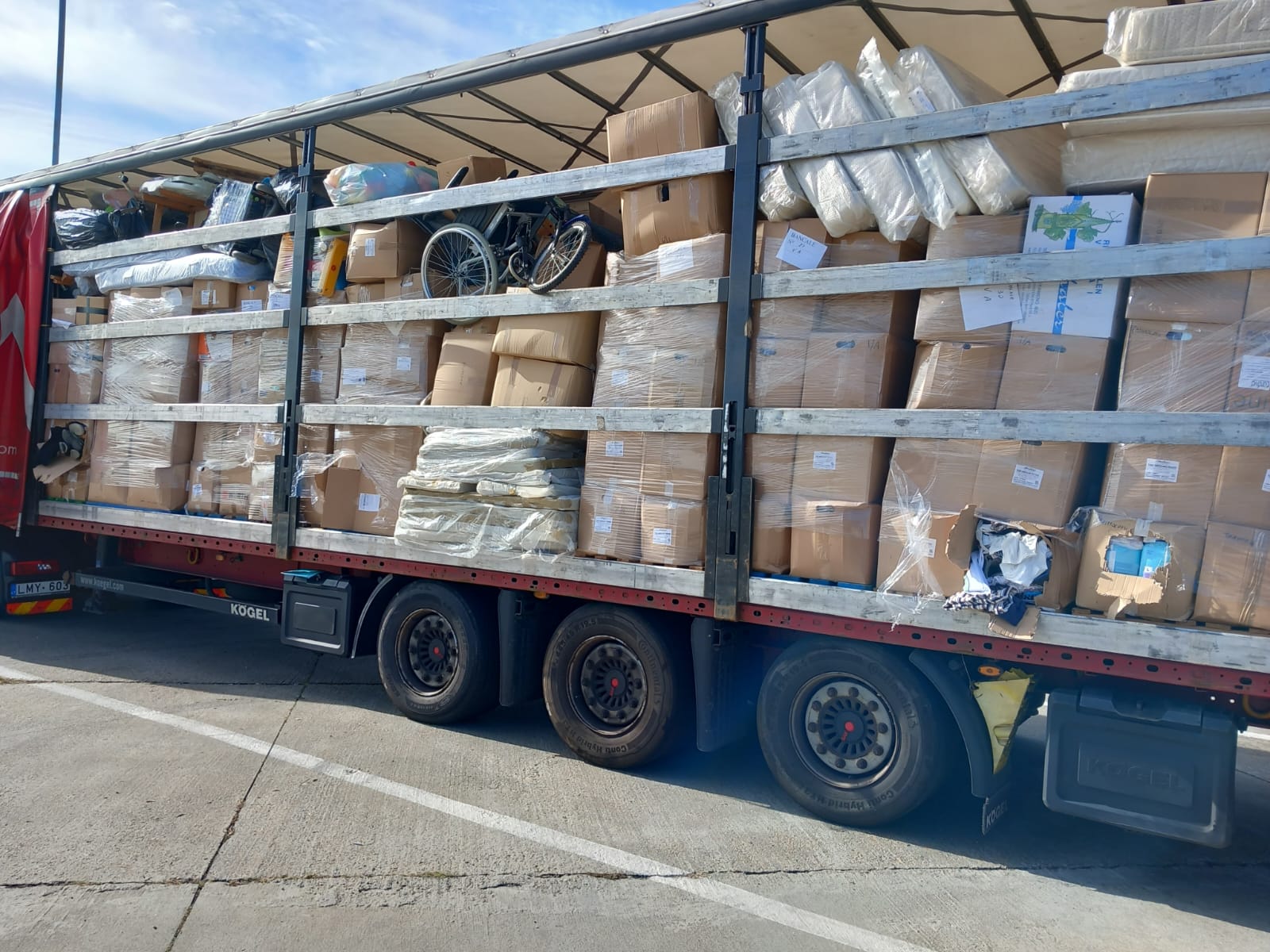 Import de Ajutoare Umanitare Controversate: 9389 kg de Haine Second Hand, Găsite Cu Pete și Fire de Păr, Interzise la Frontiera Petea