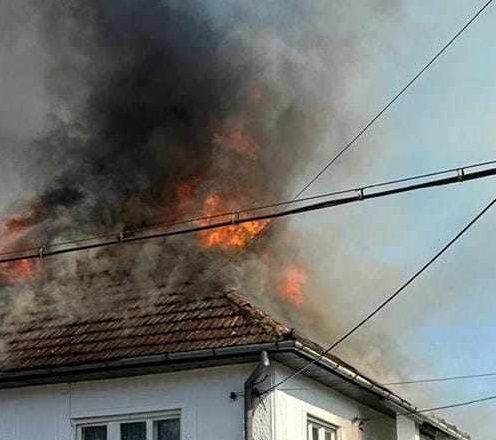FOTO. Incendiu de proporții în Țara Oașului. Casă distrusă