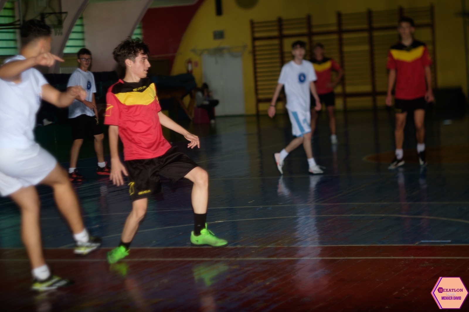 Sala mare de sport a LPS a fost  martorul unei lupte acerbe între liceele participante