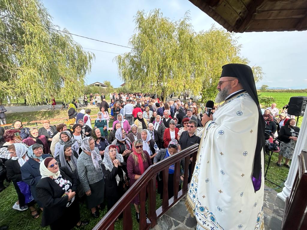 Slujbă la la Mănăstirea „Acoperământul Maicii Domnului” Lunca Apei (Potău)