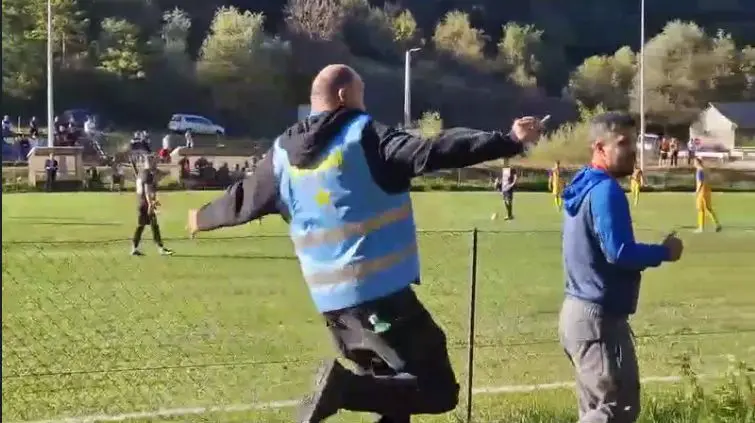 Agresiune Șocantă!!! Oficial sătmărean lovit ca la K1 la meciul dintre Minerul Ocna Dej și Olimpia Satu Mare 1921