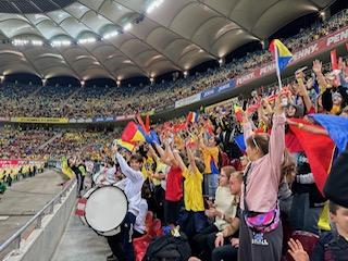 Galeria Cantus Mundi, formată din peste 700 de copii, susține echipa națională a României la meciul România - Elveția