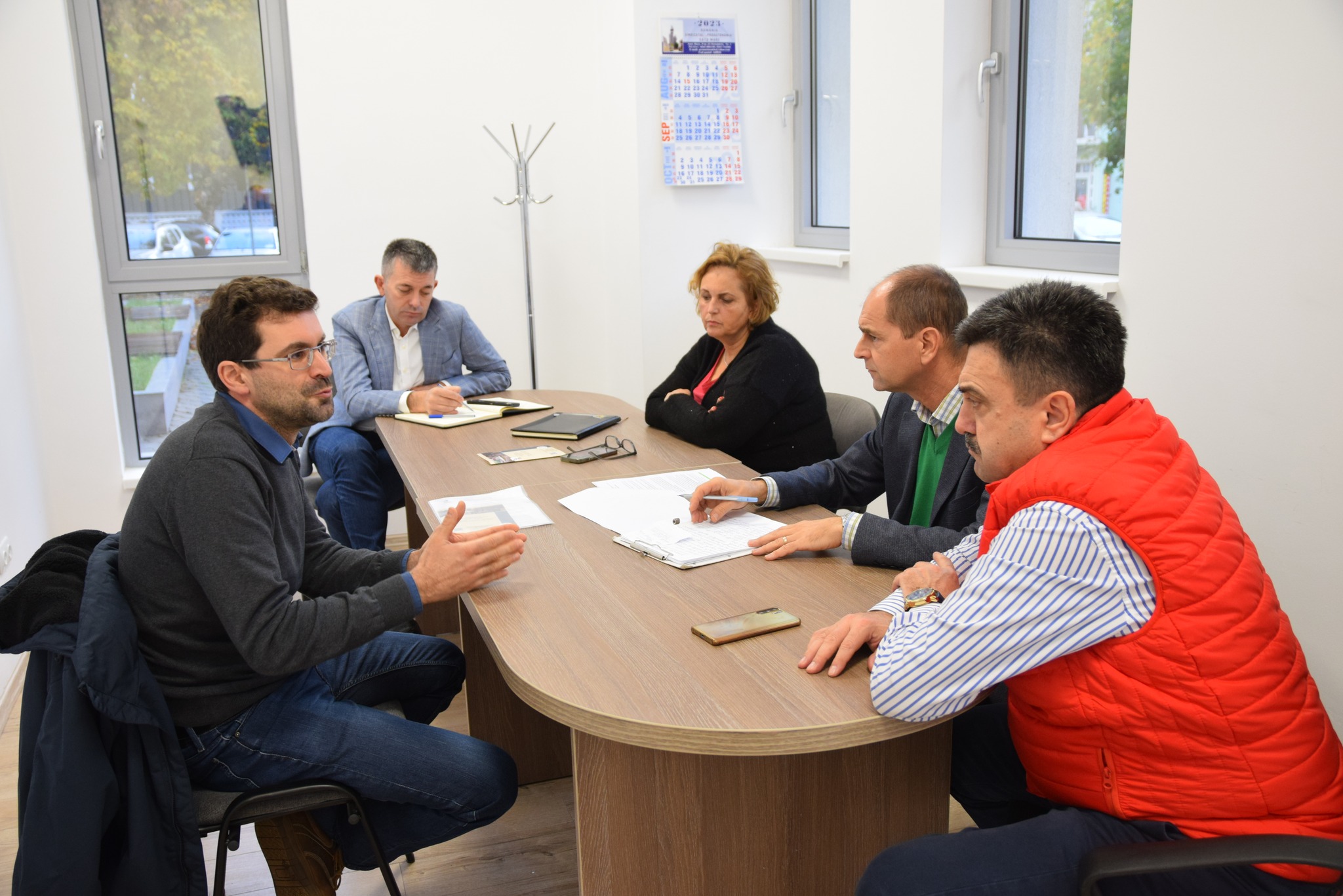 Prefectul Radu Roca aude cetățenii din Satu Mare: Sprijin pentru tinerii care părăsesc sistemul de Protecție a Copilului și Probleme Gospodărești