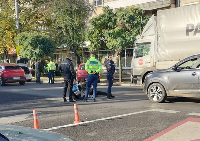 FOTO. ACCIDENT GRAV. Două persoane LOVITE  pe TRECERE