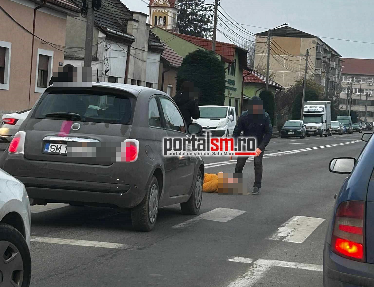 FOTO. ACCIDENT GRAV în Satu Mare. Lovită pe TRECERE