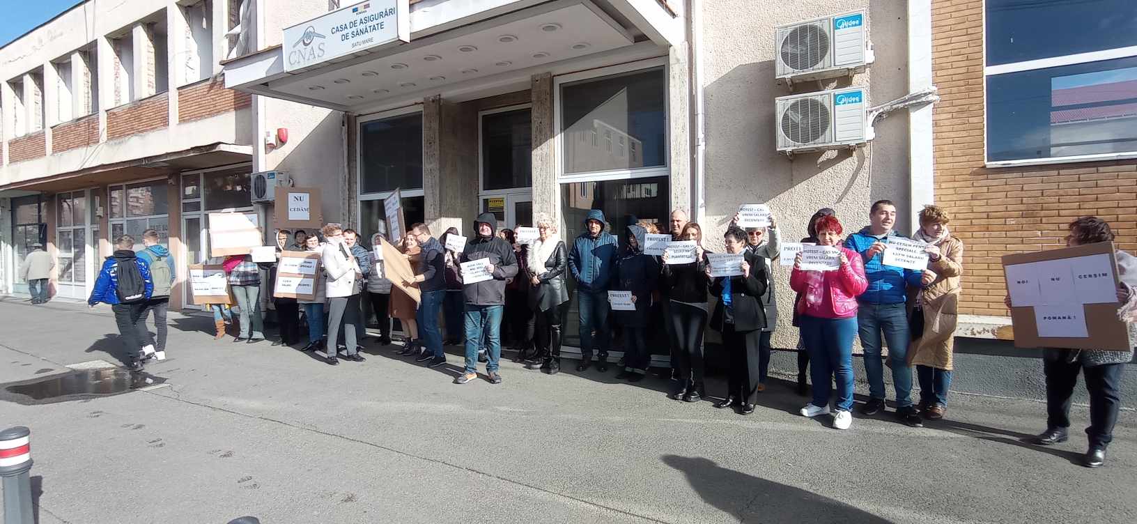 FOTO. Protest la CAS. Angajații au ieșit pentru a doua oară în stradă
