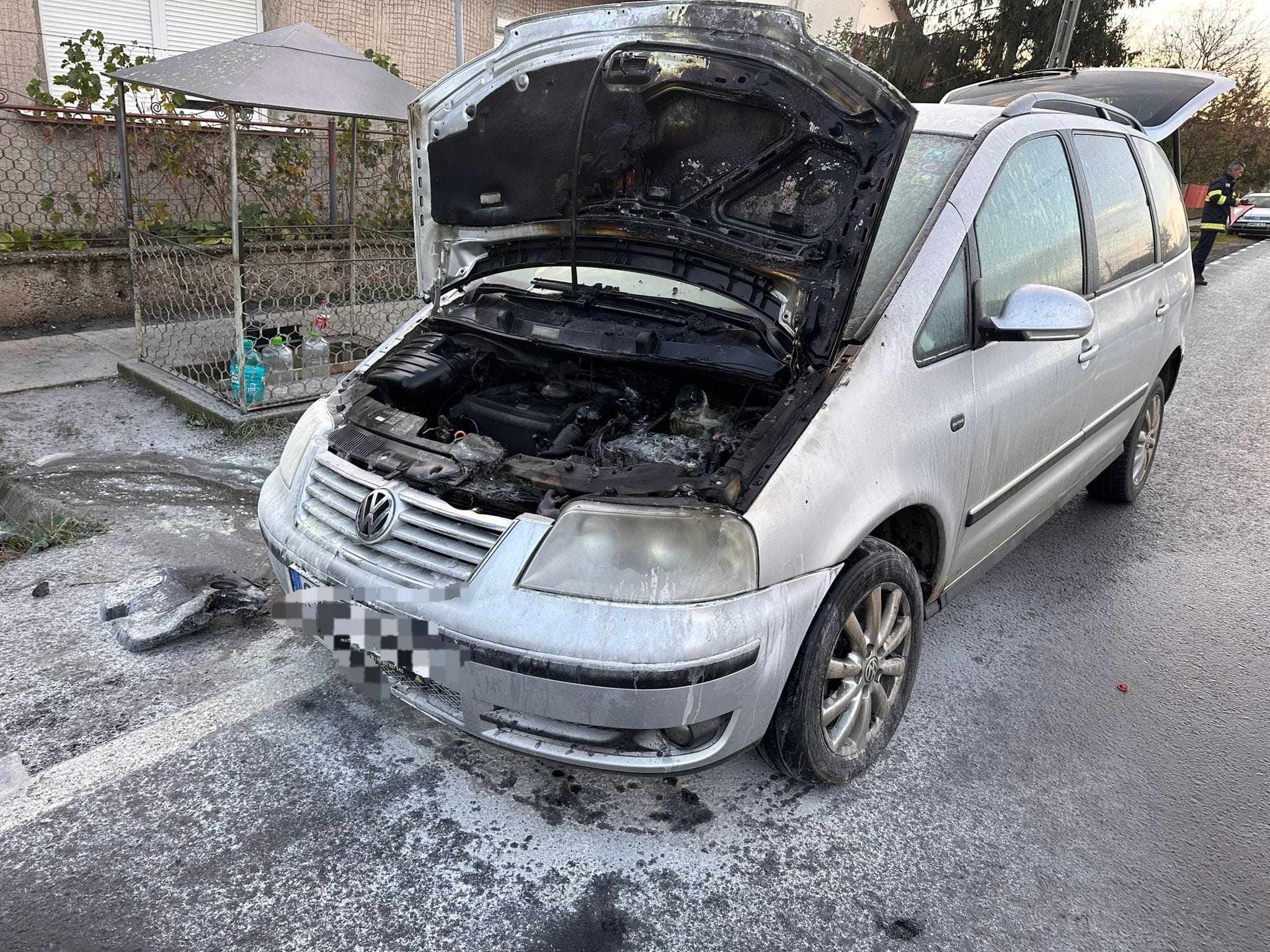 FOTO: Mașină în flăcări în județul Satu Mare. Incendiu stins de pompieri aflați în drum spre unitate