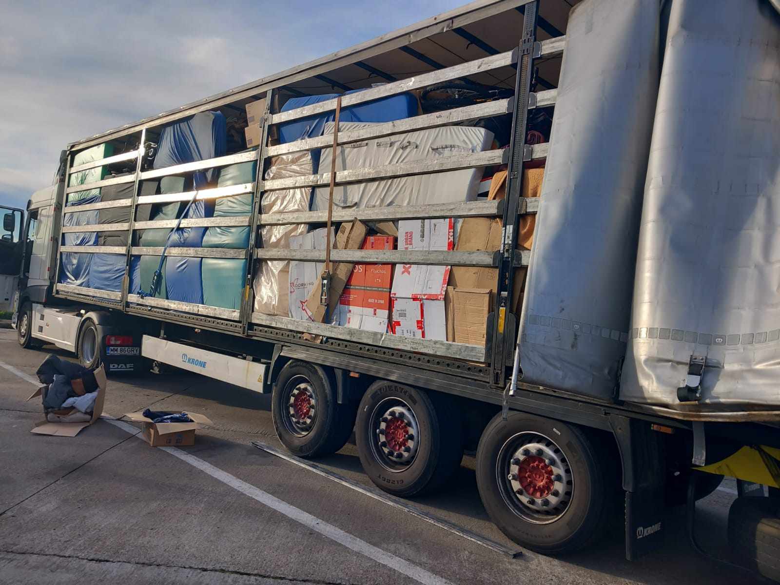 FOTO. Ajutoare umanitare nedezinfectate și necurățate blocate la Petea