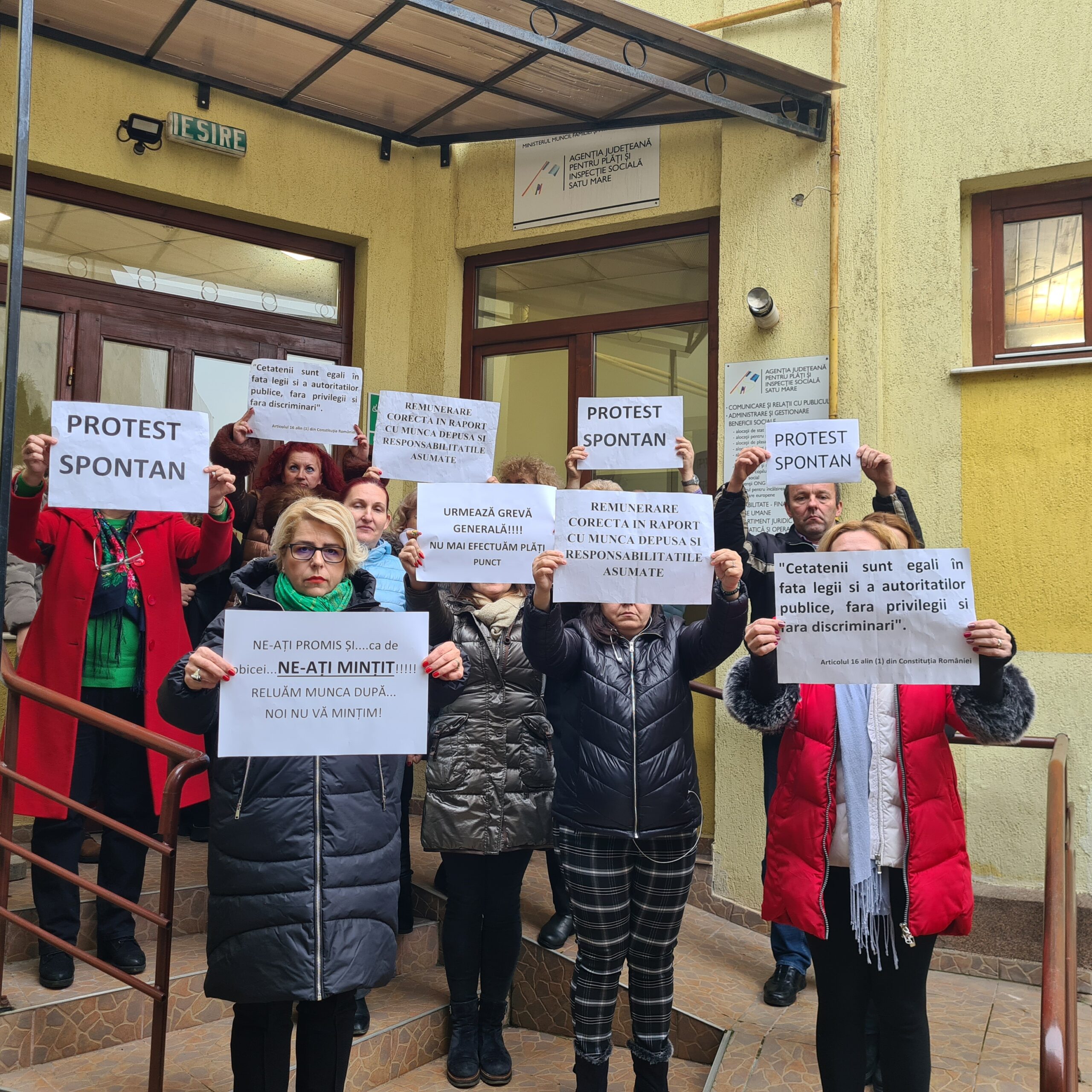 Protest spontan la Agenția Județeană pentru Plăți și Inspecție Socială Satu Mare