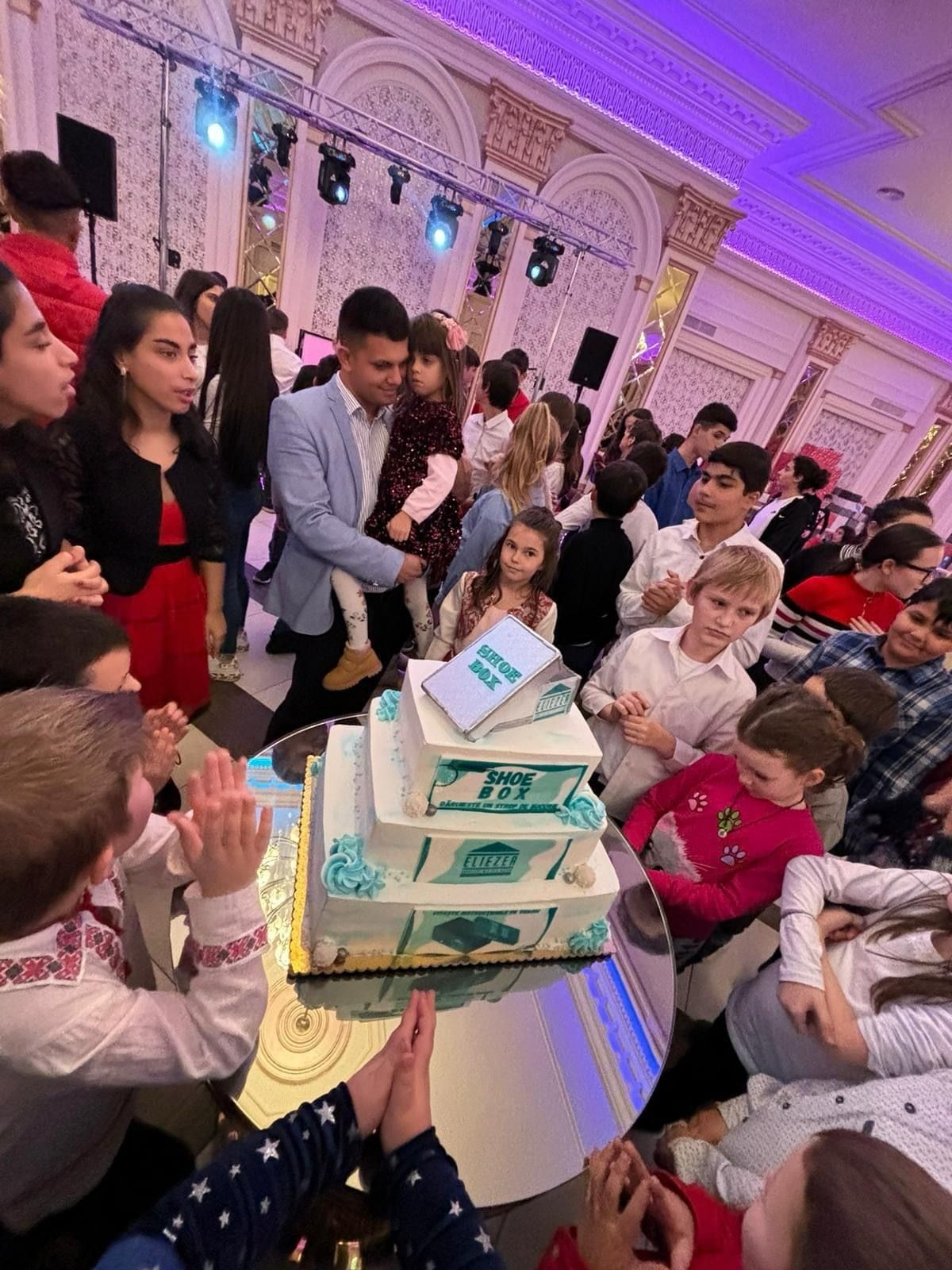 Micii eminescieni au oferit cadouri copiilor de la Casele de tip familial “Iris” și “Ștefania”