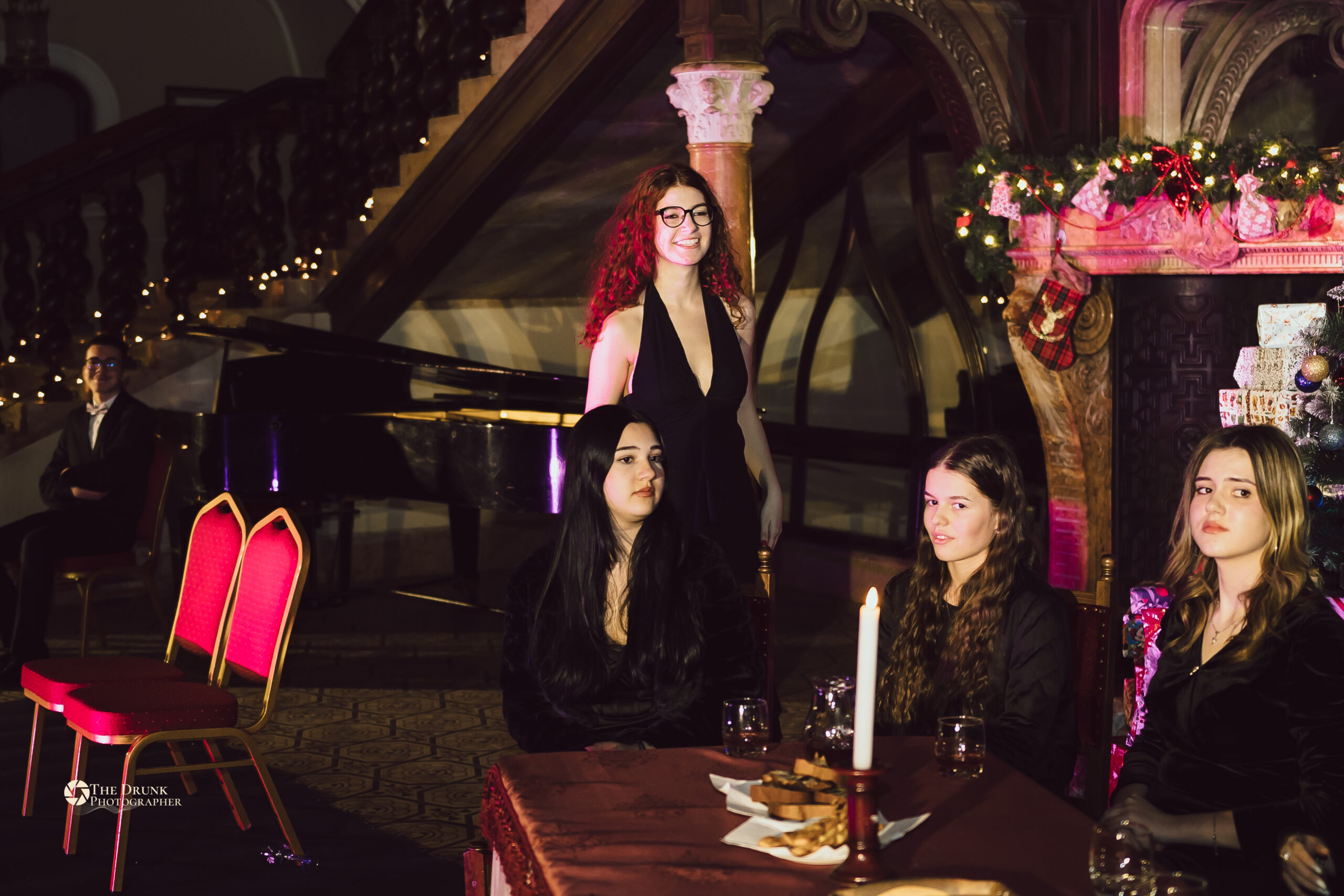 Emoție și mesaj puternic la premiera piesei „Un Crăciun Bo(m)bastic!” a trupei de teatru M.E.E.M. din Carei