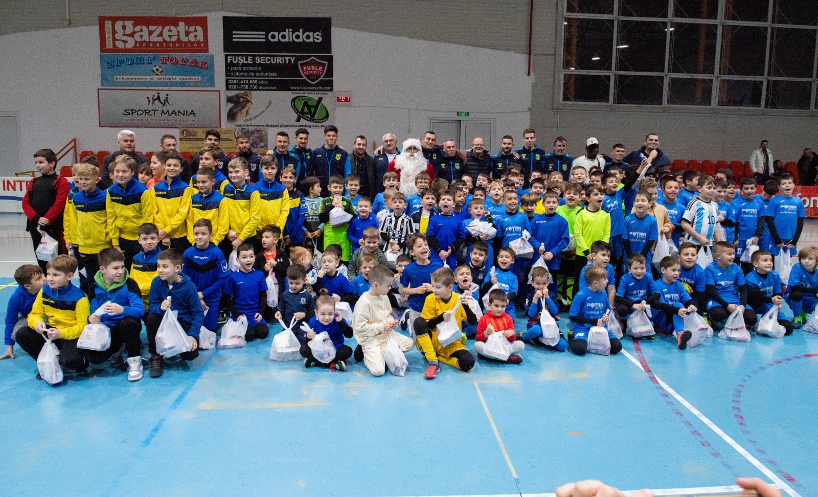 Sărbătoare.  Moș Nicolae a venit la antrenamentul micilor fotbaliști de la CSM OLIMPIA Satu Mare