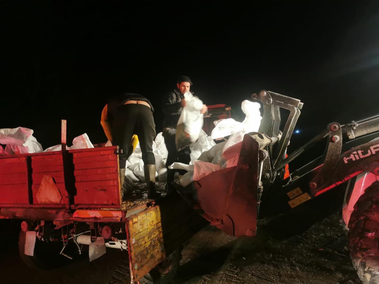 Intervenție pe Crasna, la Craidorolț. Drum inundat între Ghirișa și Giungi