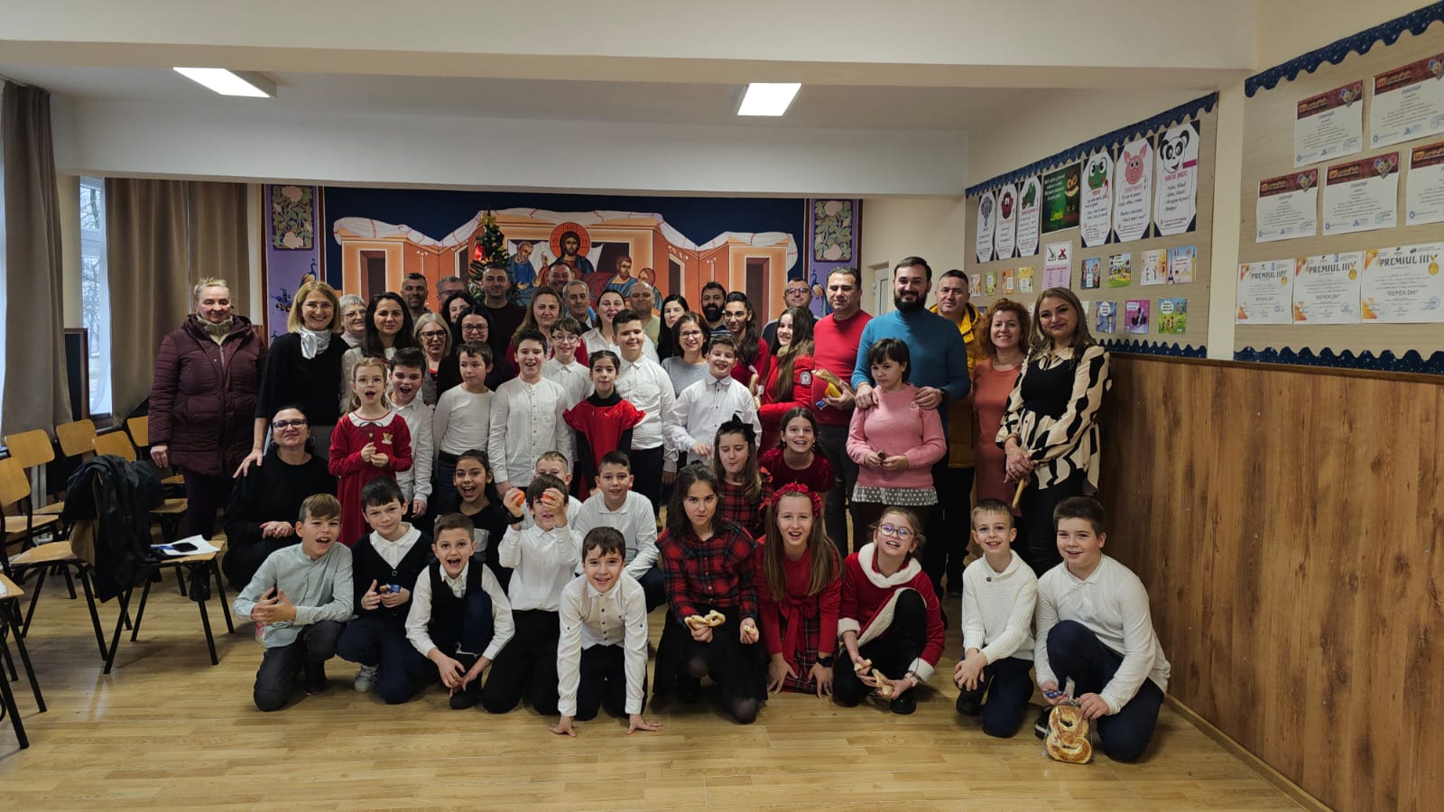 Elevii clasei a 3-a de la Liceul Teologic Ortodox "Nicolae Steinhardt" au colindat într-un mod inedit împreună cu părinții