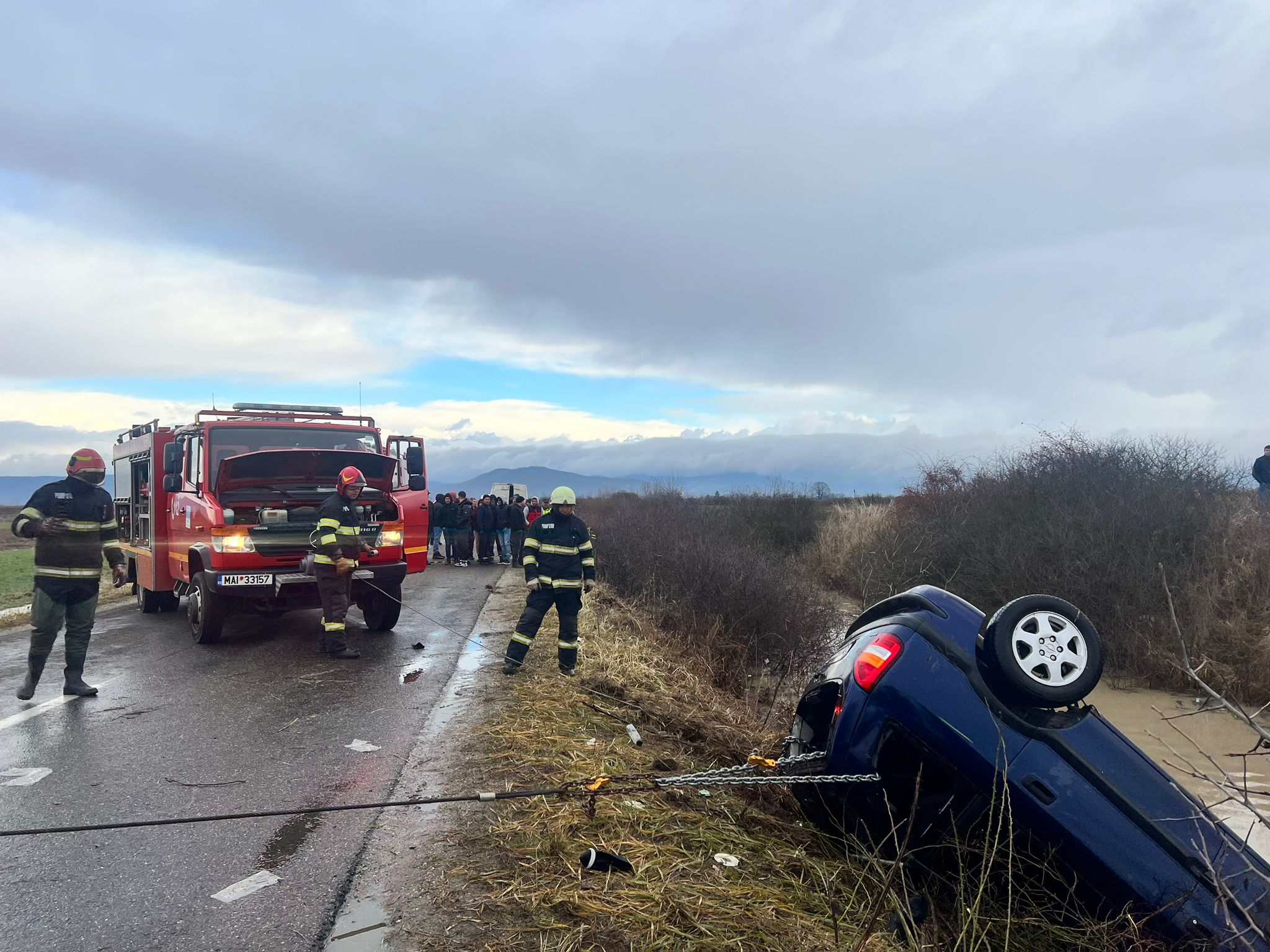 Accident tragic în județ. În momentul de față se scoate autoturismul din șanțul plin cu apă