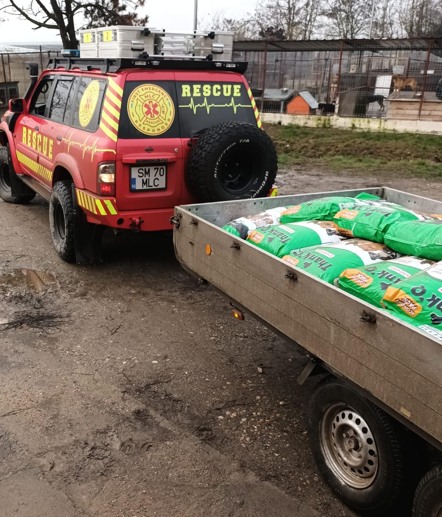 Prefectul Radu Roca și campionul la rally raid, Ovidu Domide, ajutor pentru Asociația Feelifesm! Târg special de Crăciun pentru... câinii de la adăpost!