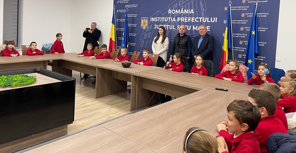 FOTOGALERIE. Primii colindători la Prefectur[