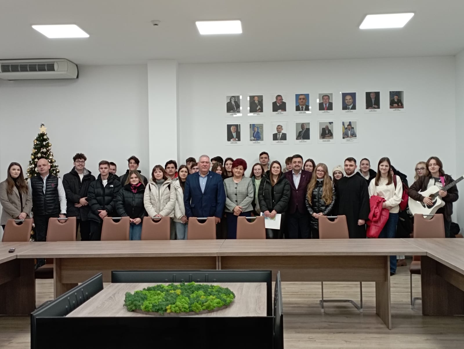 Colindători de la CN Mihai Eminescu la Prefectură