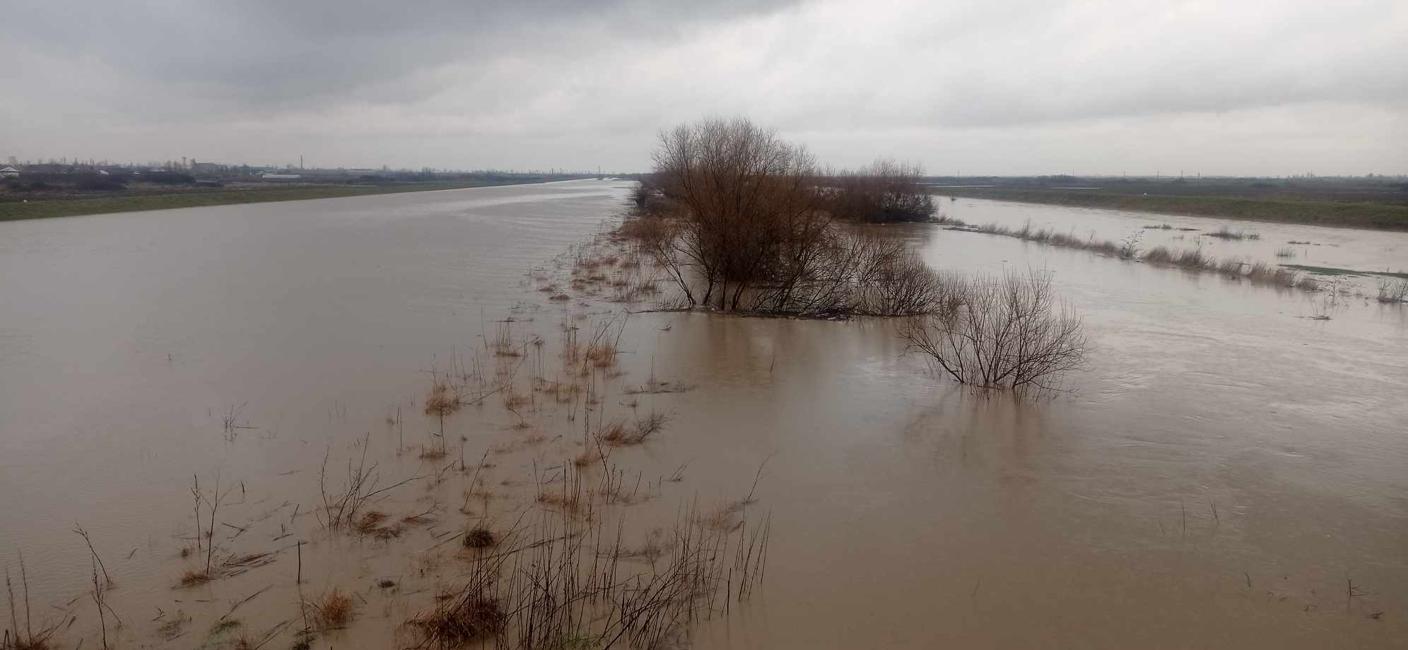 VIDEO/FOTO. ALARMĂ!!! Cod Roșu de inundații. Crasna arată ca un fluviu