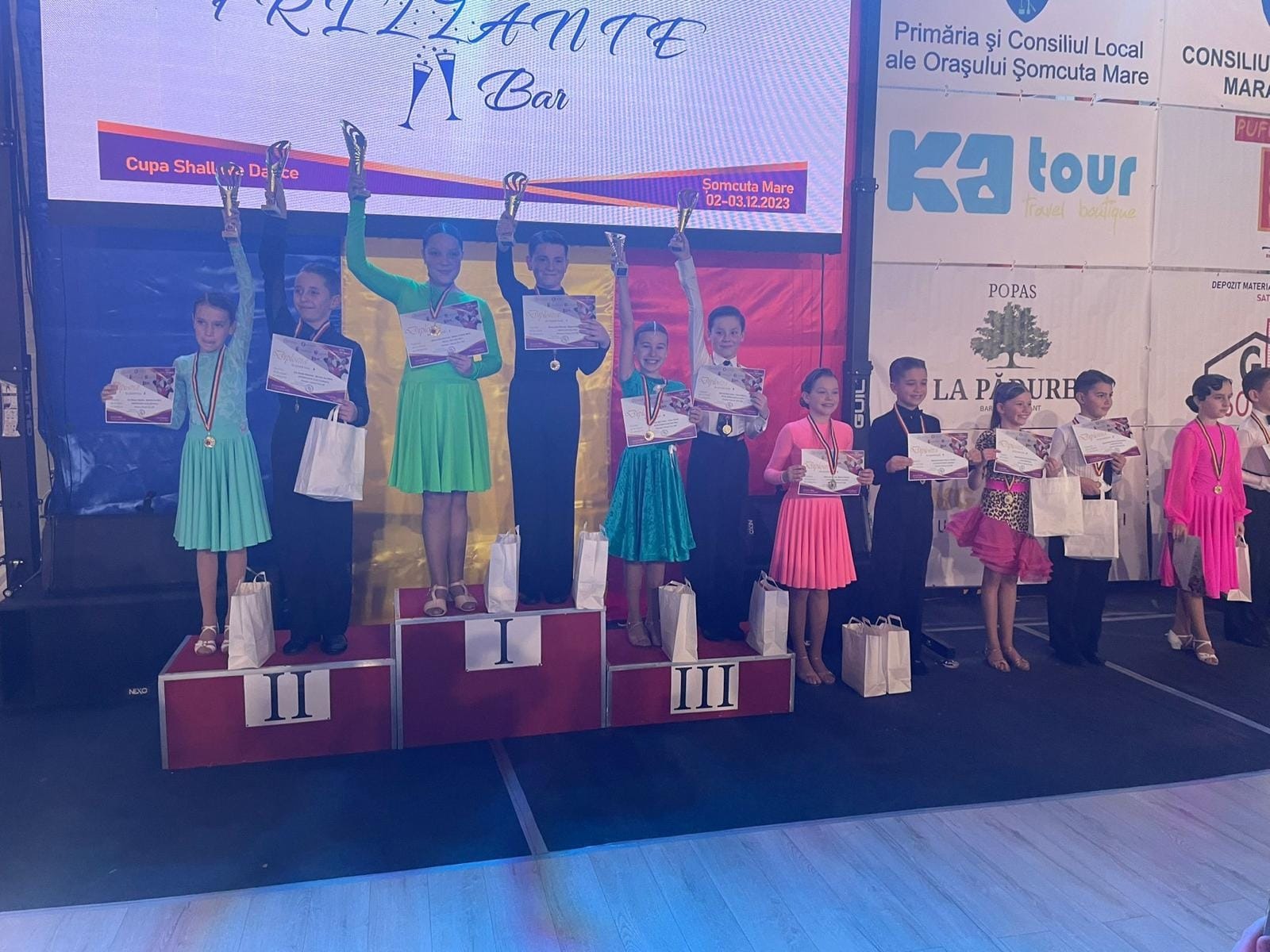 Dans sportiv. Premii și medalii pentru dansatorii de la Royal Dance Club Satu Mare în lunile noiembrie-decembrie 2023