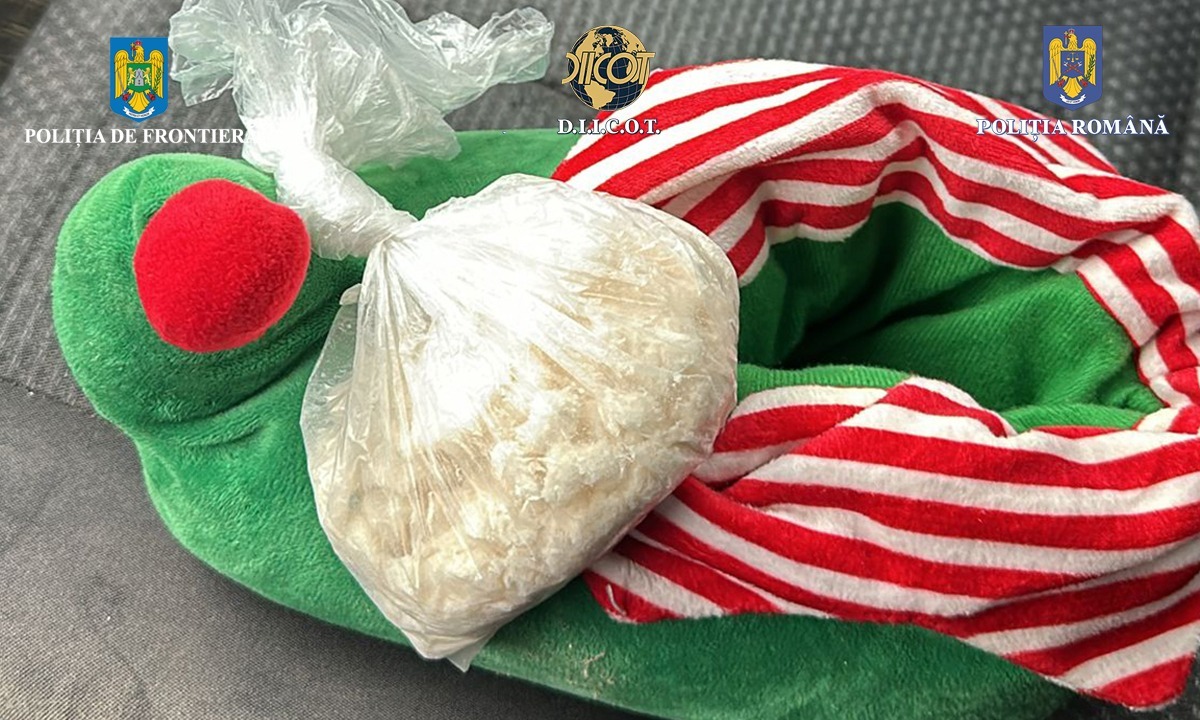 Substanțe interzise disimulate într-o pereche de papuci de casă. Bărbatul în cauză a fost arestat