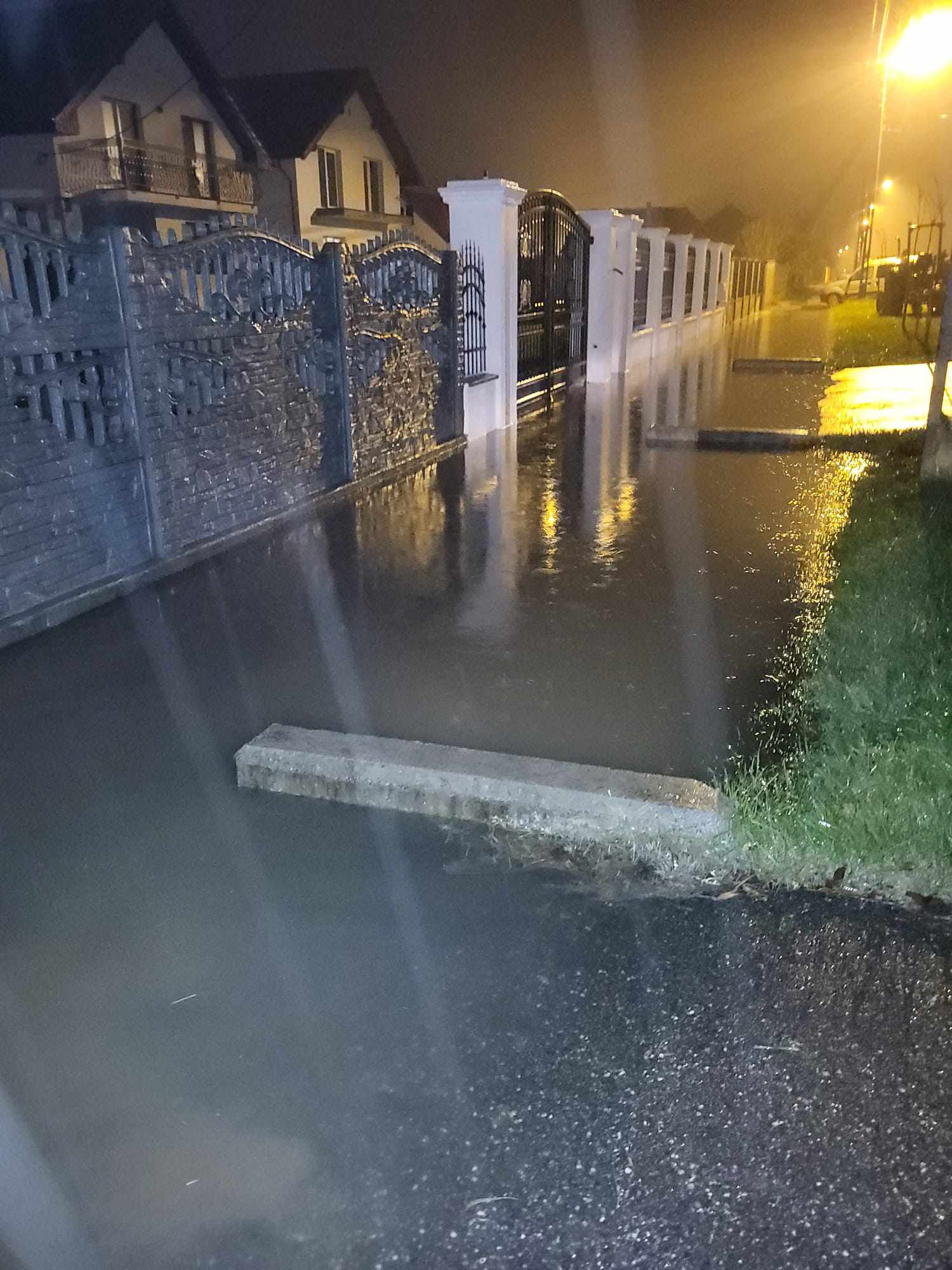 FOTOGALERIE. INUNDAȚII. Ziua Națională sub ape, la Satu Mare