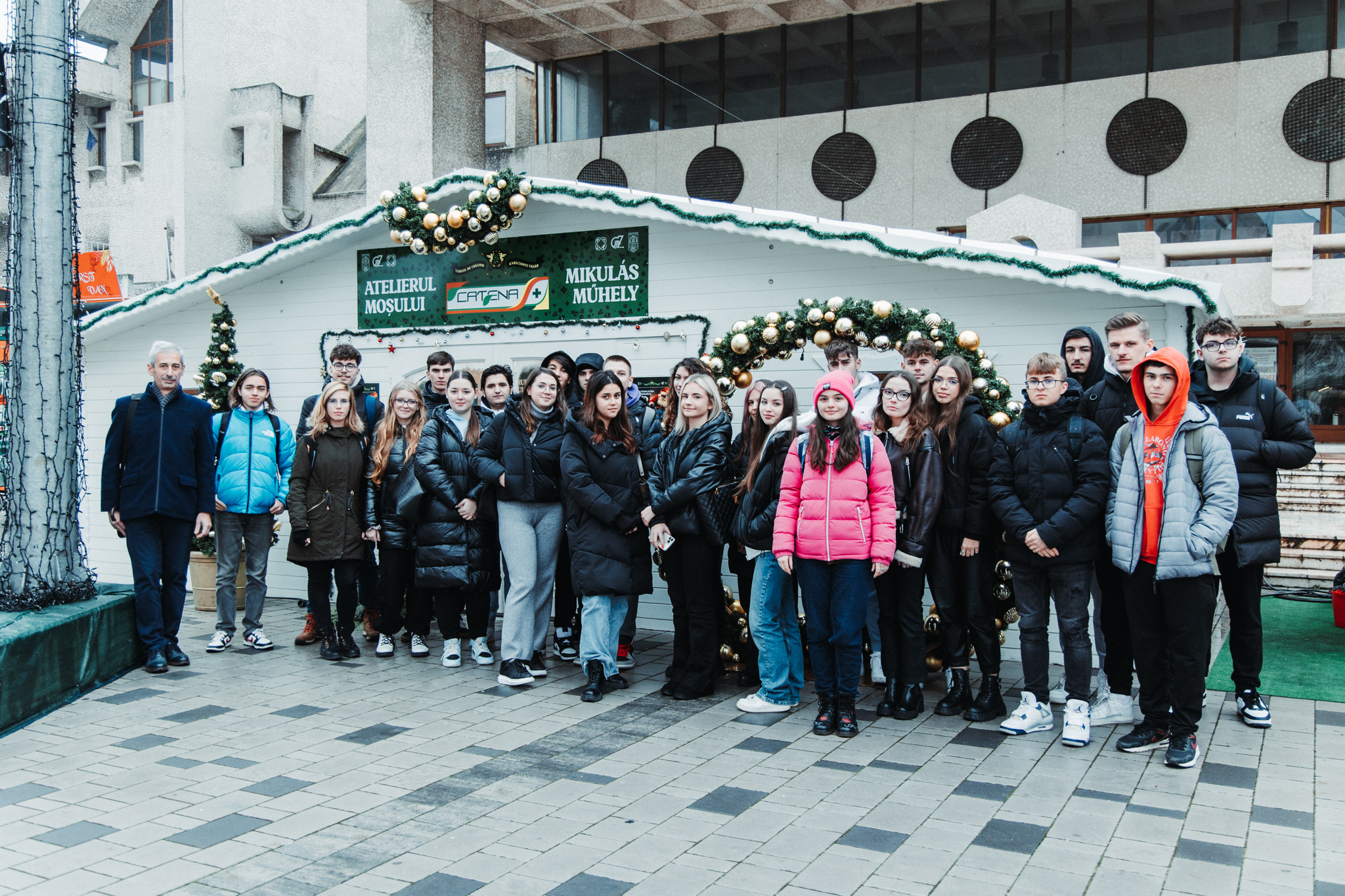 Inițiativă. Coronițe de Crăciun confecționate la Atelierul Moșului