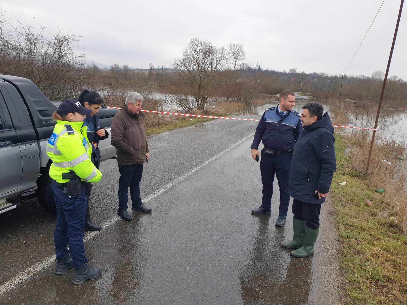 FOTO. PERCIOL DE INUNDAȚII. Drum ÎNCHIS. Prefectul, pe teren