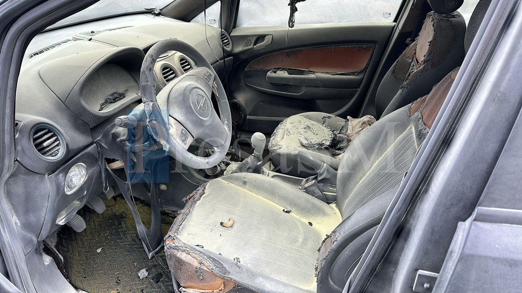 Mașină în flăcări. Șoferul a rămas inconștient după ce a sărit din mașină