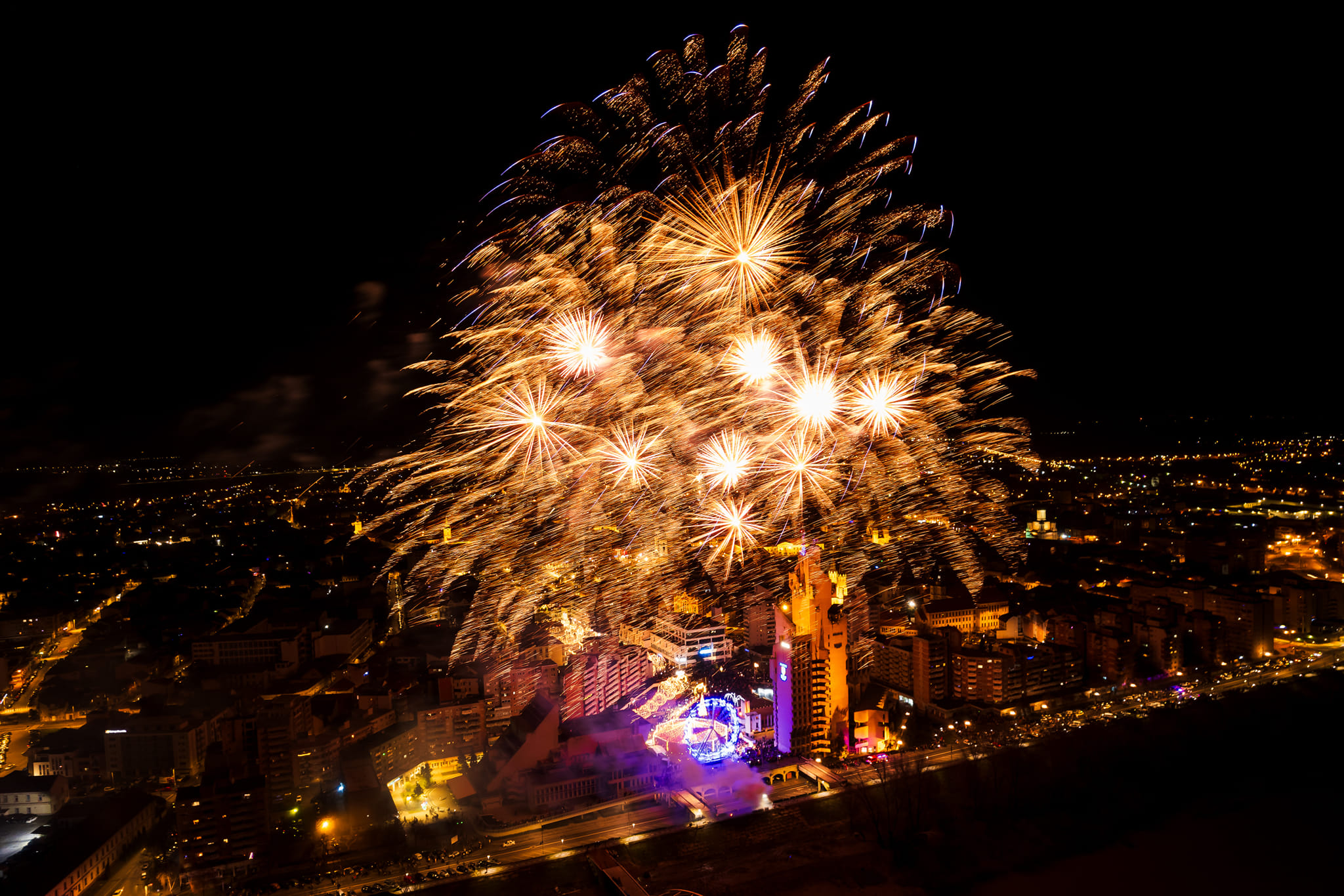 FOTO. Spectacol pe cerul Sătmarului la cumpăna dintre ani. Foc de artificii