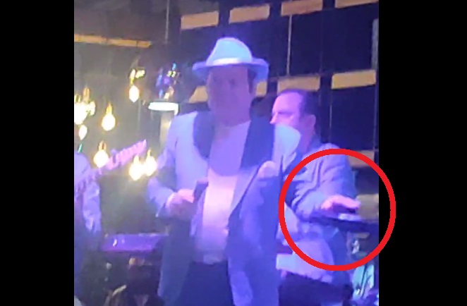 Liderul trupei Azur,  la un pas să se prăbușească pe scenă, la Satu Mare