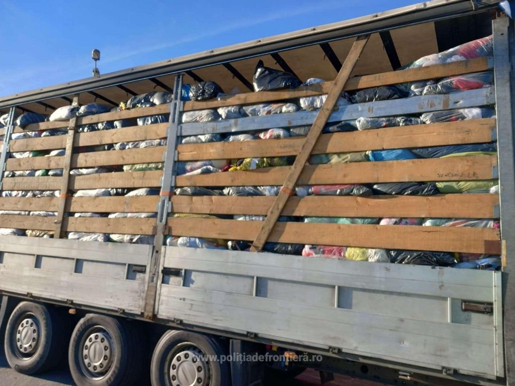 Camioane cu peste 30 de tone de deșeuri, oprite la intrarea în țară