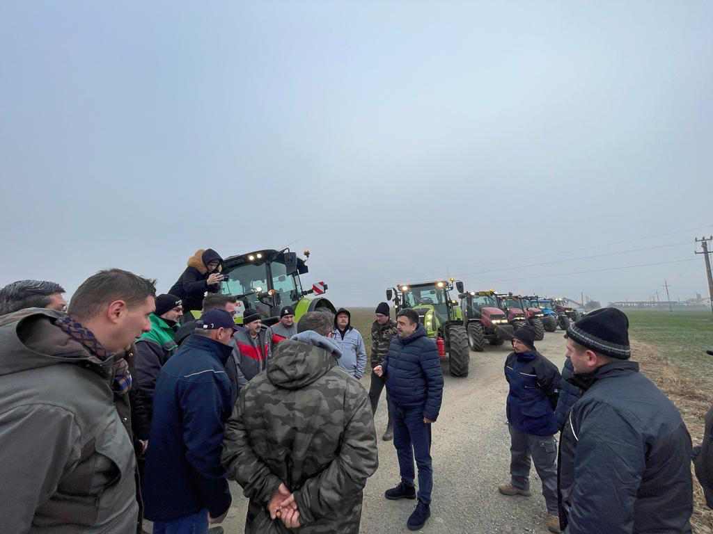 FOTOGALERIE. Protest al fermierilor la Carei. Prefectul Radu Roca, la fața locului