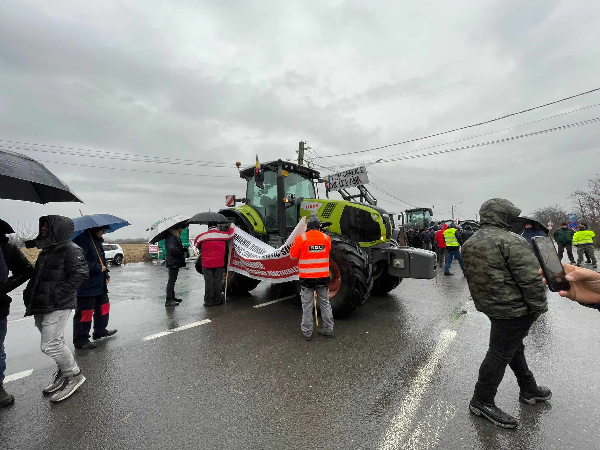 FOTO. Vama Halmeu, blocată partial de protestatari. Premierul Ciolacu, implicat în rezolvarea problemelor protestatarilor