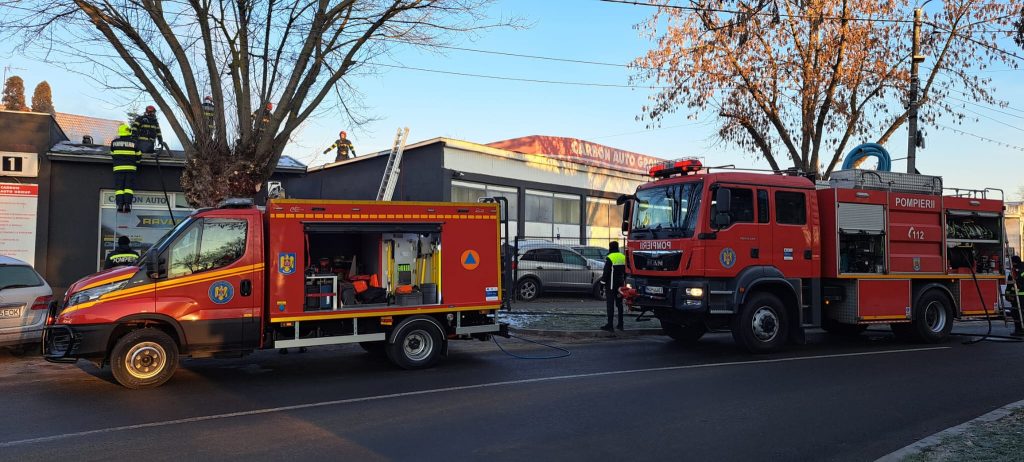 FOTO. Incendiu de amploare la un service auto din Satu Mare