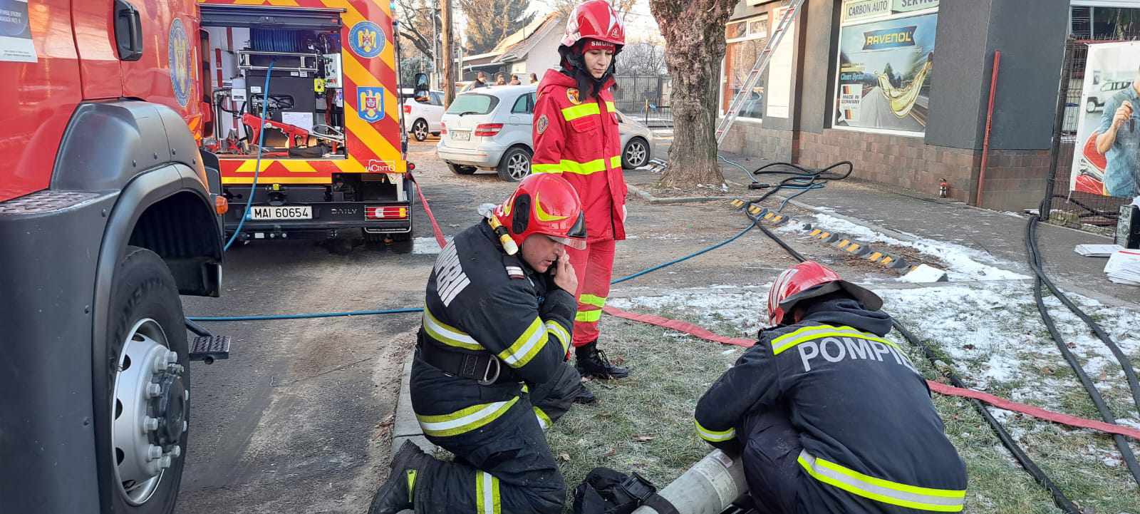 FOTOGALERIE. Două incendii stinse de pompieri luni dimineața, în județ