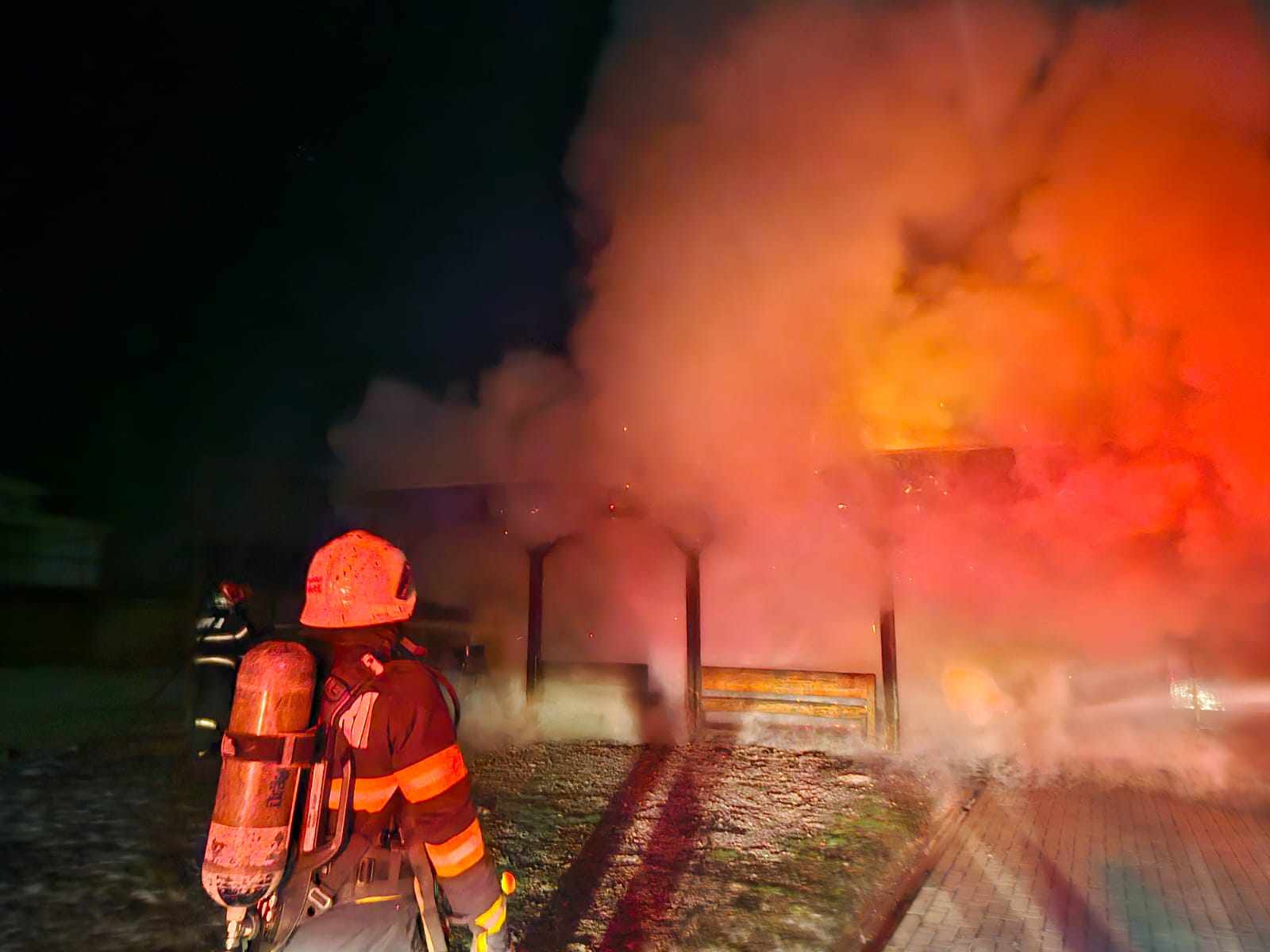 INTERVENȚIE.Incendiu de amploare la o terasă din Saru Mare