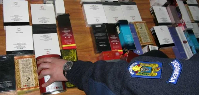 Doi bărbați, cercetați pentru comiterea unei infracțiuni economice. Vindeau parfumuri contrafacute